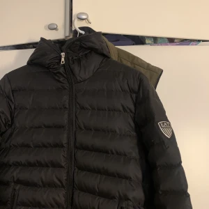EA7 Emporio Amrani - Emporio Armani Dunjacka. Strl M. Sparsamt använd. Ny pris - 1800. Mitt pris- 700 kr. Perfekt nu till våren🦋