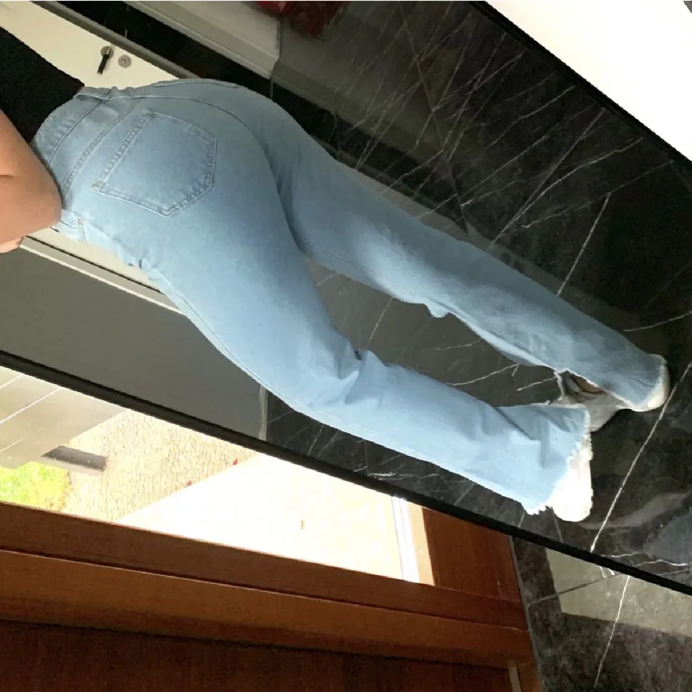 Säljer dessa snygga jeans med slits från en av Hanna schönbergs kollektioner med nakd🫶🏻 Används ej längre och är i toppen skick🥰 Perfekt längd på mig som är 173! Storlek 36, hur fina som helst❤️Frakt betalas av köparen. Jeans & Byxor.