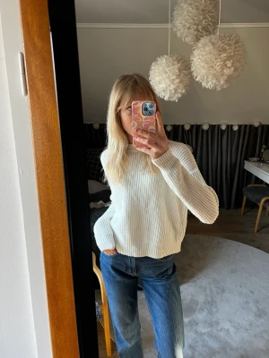 Stickad tröja  - Super fin stickad tröja som tyvärr inte kommer till användning längre😩 storlek s skulle jag säga men passar även xs 