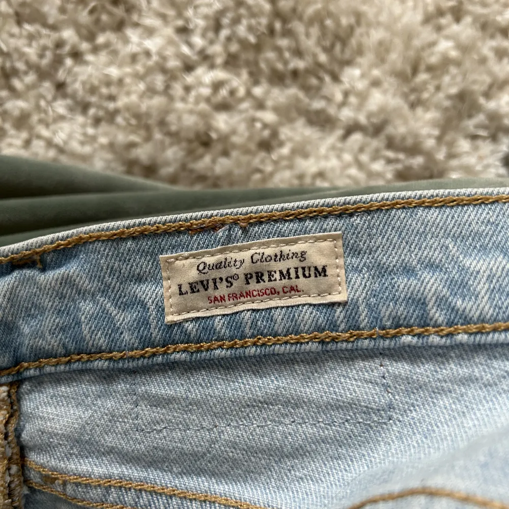 501 jeans från levis. Normal midja och croppade längst ned. St 24 i midja och 70cm från grenen och ned. Väldigt bra skick som nya.. Jeans & Byxor.