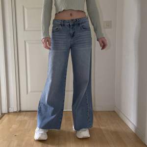 Snygga vintage inspirerade jeans från Asos. De har vida ben och låg midja. De är nerklippta i längderna så perfekt för petite/korta tjejer! Har använts en enstaka gång, annars helt nya.