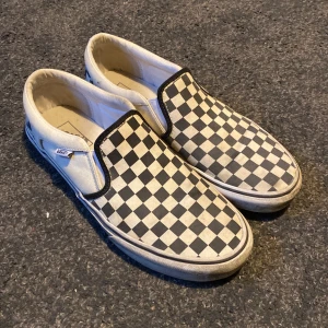 Rutiga vans stl 43 - Knappt använda, säljer pga att de inte är min stil