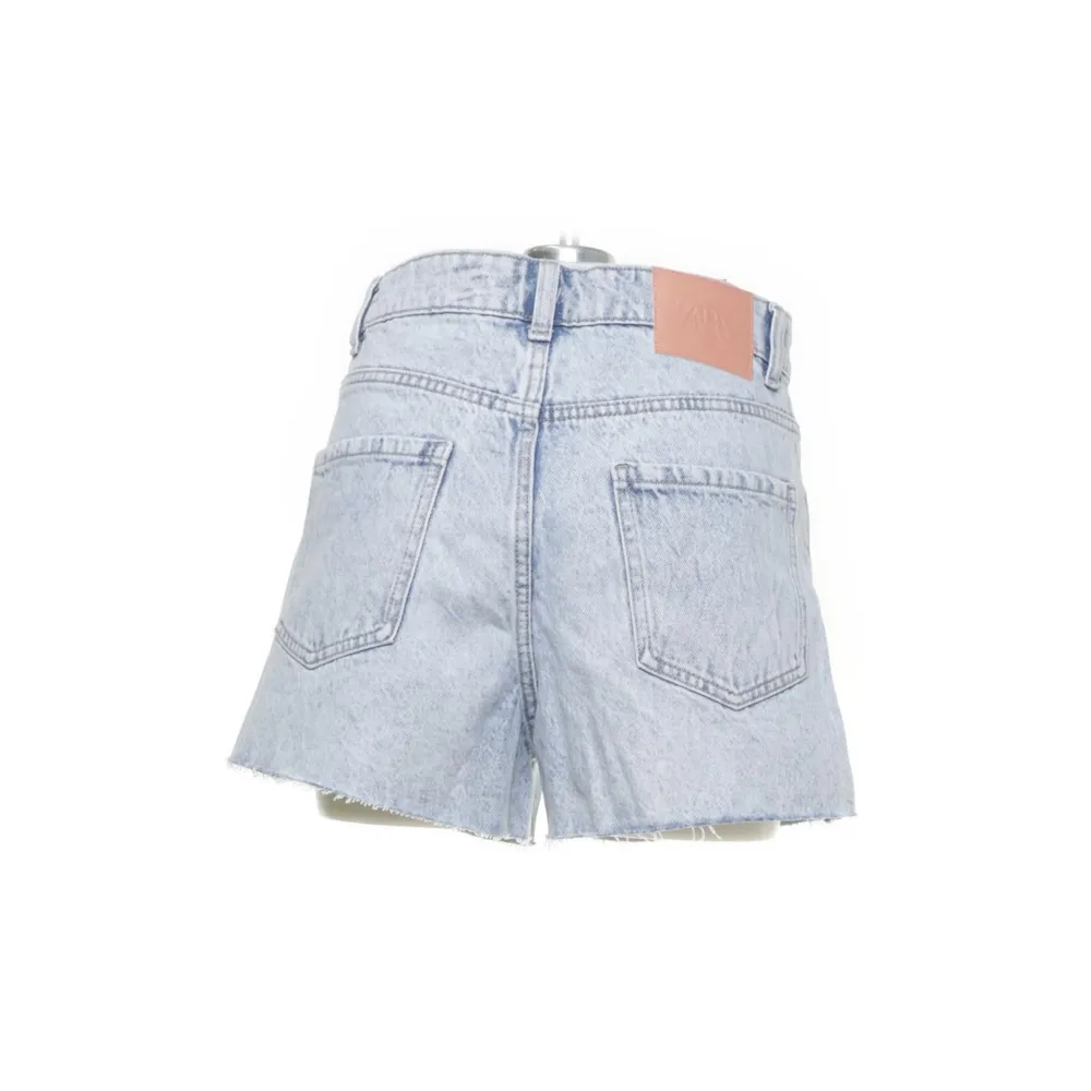 Zara jeansshort i strl 38, använda fåtal ggr❤️. Shorts.