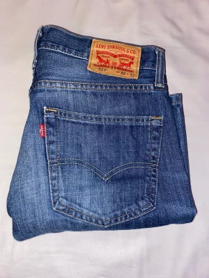 Levis jeans - asfeta levis jeans i modellen 527, köpte här på plick men de var tyvärr för stora för min smak. passform är baggy och typ midwaist, kan tänka mig att sänka till 200 vid snabb affär! dm för bättre bilder🤍storleken är 32x32, först till kvarn