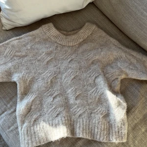 Stickad tröja - Varm stickad tröja i alpackaullblanding, från Lindex ”premium collection”💕Storlek Xs