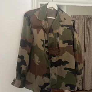 Militär jacka - Snygggggaste jackan nånsin till våren, klippt av band på Axel men inget som syns (skriv för när bild) . Från H. Winnen 