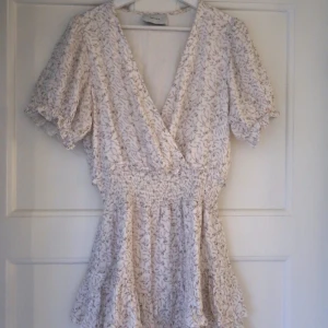 Sommarklänning - Så söt klänning! Använd ca 2 gånger. 