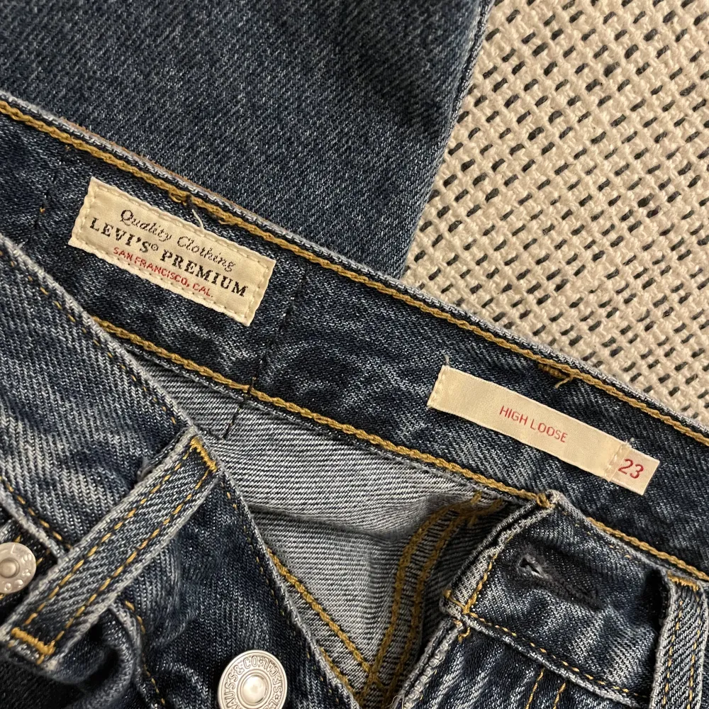 Levis jeans i bra skick. Köpta för 1250kr, säljs för 250kr+frakt. Storlek 23. Modell; High Loose. Jeans & Byxor.