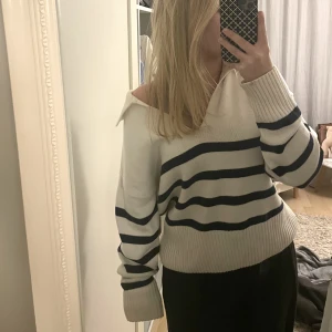 Randig tröja - Randig tröja i storlek M. Säljer pga den inte kommer till användning🤍