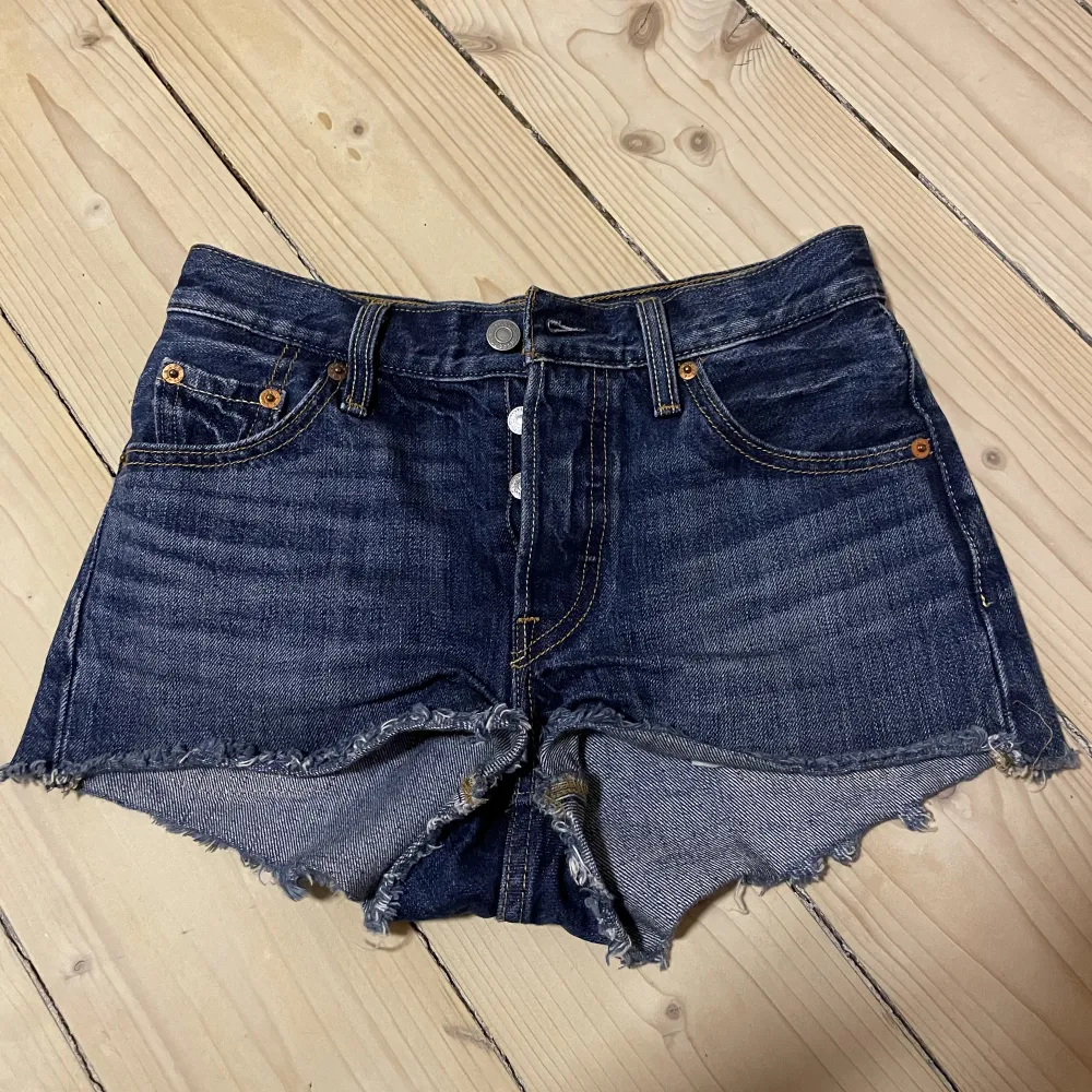 Levis short i mycket bra skick, använda en sommar. Skriv privat för frågor och fler bilder! De är i storlek w23 jag har storlek w24 i midjan och de sitter jättebra! . Shorts.