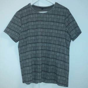 Rutig tröja  - Säljer pga kommer inte till användning. Rätt tjockt material.