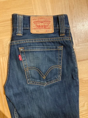 Low waist jeans - Riktigt fina lågmidjade levis jeans💕toppenskick, hör av dig om du vill ha fler bilder😊pris kan diskuteras 