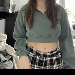 Croppad tröja  - Croppad grön mysig tröja från Nelly xs. 50kr + 40kr frakt 