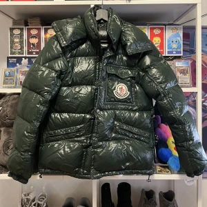 Moncler K2 Emerald Green - Grön jacka i storlek 1 med märket där framme. Fint skick 8/10