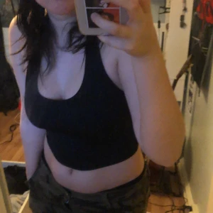 svart topp med öppen rygg - En supersnygg svart topp från h&m, med öppen rygg! Tyvärr aldrig kommit till användning. Skitbra till sommaren!