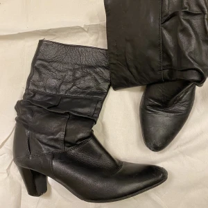 Svarta klackar - Svarta klackar med halvlångt skaft. Bra skick men tecken på användning finns! Skicka pm för fler frågor ❣️🔆