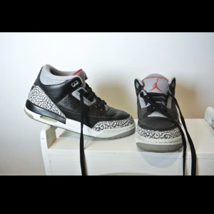 JORDAN 3 RETRO BLACK CEMENT - Air Jordan Retro 3 ’Black Cement’ Mycket fräscha och sparsamt använda. Dessa Jordans har ett HÖGT värde på marknaden, jag säljer de billigt då jag behöver göra mig av med saker. Bra investering då dessa Jordans tenderar att öka rejält i värde.  Unisex 