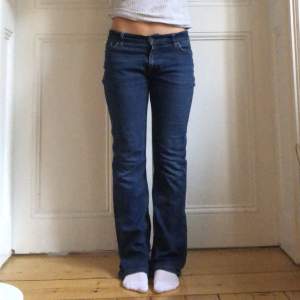 Lågmidjade jeans från Tider of Sweden i jättebra skick!  Midjemått: 81cm  Innerbenslängd: 75cm Frakt 64kr