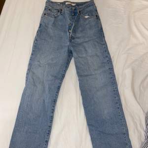 Superfina och väldigt bekväma jeans från Levi’s. Säljer dem enbart för att de tyvärr blivit för små. De är i mycket bra skick!