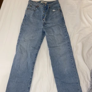 Levi’s jeans - Superfina och väldigt bekväma jeans från Levi’s. Säljer dem enbart för att de tyvärr blivit för små. De är i mycket bra skick!