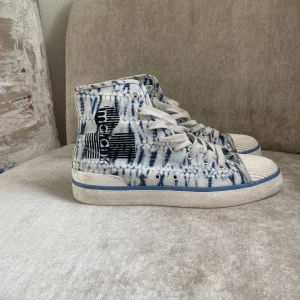 Isabel Marant skor  - Jätte coola isabel Marant snekars! Andvända dom ca 4/5 gånger!  Har tyvär inte kvar lådan eller kvittot! Så otroligt sköna och snygga💓