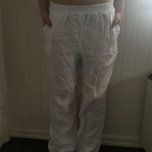 Linnebyxor Chelsea  - Säljer de populära linnebyxor från Chelsea då jag har köpt ett par andra! Inte använt alls mycket då de inte riktigt passar mig💗 har fler bilder om ni är intresserade hur de ser ut på!💗nypris 399kr💗 startar budgivning vid många som är intresserade