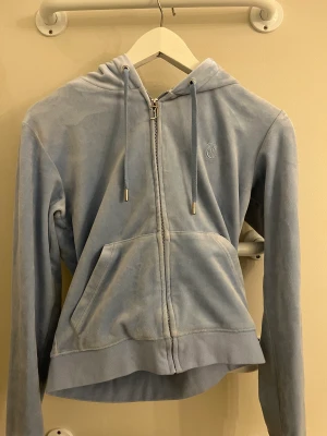 Juicy Couture Tröja - Juicy Couture Tröja i bra skick! Ljusblå. I storlek S men passar mig som är xxs! 