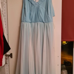 Balklänning säljes - Använts en gång och har en litennmiss färgning som ni kan se på trejde bilden.