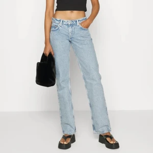 Low arrow weekday - Ett par svarta lågmidjade jeans från Weekday. De kommer tyvärr inte till användning längre. Byxorna har två hål på insidan längst fram för att kunna knytas (då de va för stora för mig) plus att märket bak är av. Skriv privat för mer bilder💗