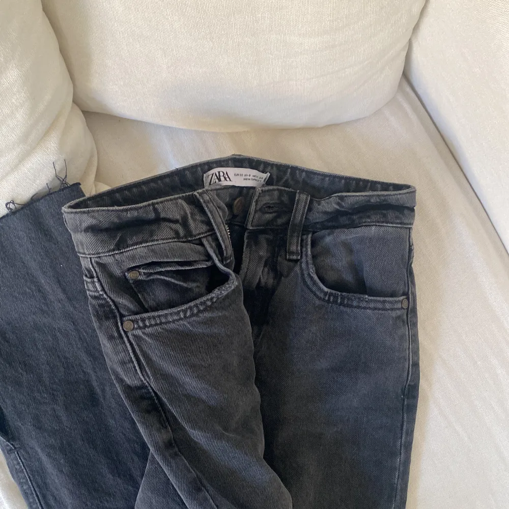 super fina svarta jeans med slits nere, som nya! Passar 34. Jeans & Byxor.