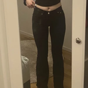 Lågmidjade jeans -  BILD 1 ÄR LÅNAD, Säljer mina svarta lågmidjade byxor som jag köpte second hand utan att prova. De var för små på mig och lånar en bild då ja inte får på mig de. De är lite mindre bootcut än på den 1a bilden och mer lowwaist🥰🥰