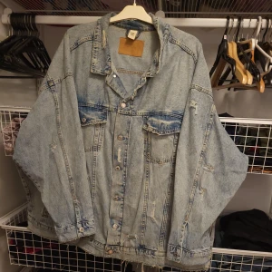 Jeansjacka oversized  - Jeansjacka med slitning. Sparsamt använd. Något oversized i strl. Strl 3XL.