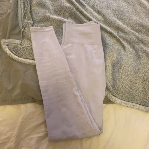 Ljuslila ribbade tights - Ljuslila ribbade tights från hm i fint skick! Köparen står för frakten💕