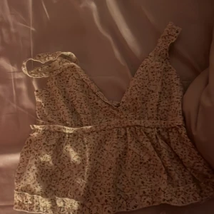 Zara tröja säljes.  - Zara tröja säljes, då den inte passar mig längre och rensar ut. Säljer den för 90 då den är använd en gång. Behöver säljas rätt akut då ja ska flytta🫶🏻  Skriv om ni är intresserade❤️