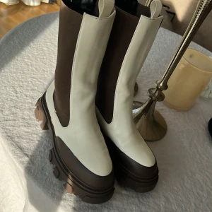 Chunky boots från asos - Lägger ut igen. Nu för 200kr. Använda en gång ute. 