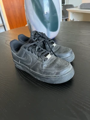 Nike air force  - Nästintill nya, använda kanske 3 gånger. Dammiga därav inte så snygga bilder. Storlek 36,5 Finns i Norrköping  Köpta på sneakers point
