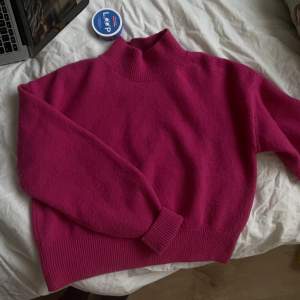 Superfin rosa stickad tröja från &other stories. Färgen syns bäst på bild 2 & 3