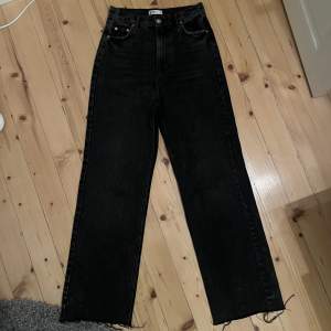 Säljer dessa jeans från Gina tricot i rak modell. Knappt använda. Är i storlek 34 men skulle även passa en 36a. Säljer för 150kr+frakt