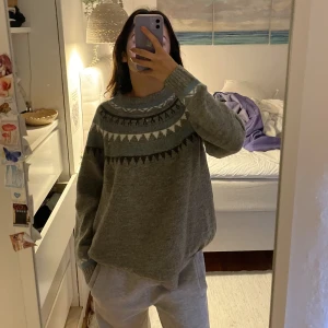 stickad vinter tröja - säljer denna snygga stickade tröja med olika vinter detaljer. Den passar både som klänning och tröja. Snygg och ta med till skidresan :) 