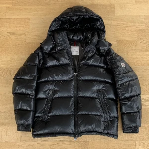 Moncler Maya - Size 4. Svarar endast seriösa köpare. Extremt fint skick. Fler bilder kan fås vid intresse. Självklart äkta