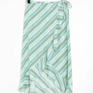 Omlottkjol - Säljer denna superfina omlottkjol från samsoe! Första bilden visar en längre modell, den som jag säljer är kort!  80kr exklusive frakt eller högsta bud⭐️ storlek xs-s