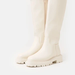 Boots💗 - Superfina boots från monki i storlek 38 💗💖 Använda ett fåtal gånger & är i jättefint skick. ✨ Nypris: 660 kr, jag säljer för 300 💗Vid frågor eller fler bilder skicka ett meddelande, kram Klara 💓