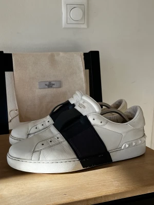 Valentino Garavani  - Säljer mina Valentino Garavani slip on sneakers. Väl använda men har mycket att kvar att ge!