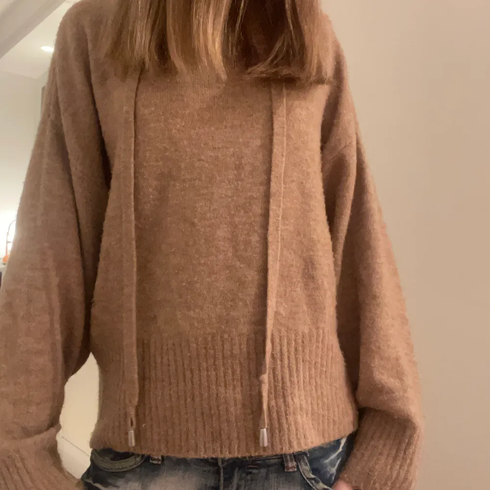En stickad hoodie från h&m i storlek S (köparen står för frakt)🥰🥰. Neuleet.