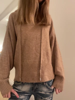 Stickad hoodie - En stickad hoodie från h&m i storlek S (köparen står för frakt)🥰🥰