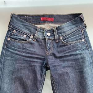 Raka Levis jeans, väldigt speciell och unik färg/modell. Lite långa på mig som är 164. Bra skick!
