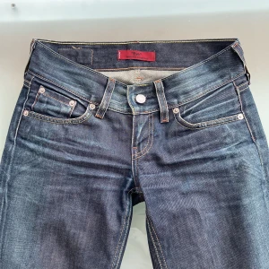 Levis jeans - Raka Levis jeans, väldigt speciell och unik färg/modell. Lite långa på mig som är 164. Bra skick!