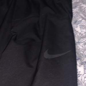 Svarta Nike byxor  Häftiga och sköna Man storlek (S)
