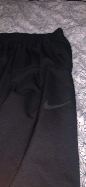 Nike byxor - Svarta Nike byxor  Häftiga och sköna Man storlek (S)
