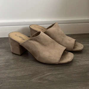 Tofflor med klack  - Fina tofflor i stl 37. Anvönda men i bra skick. 